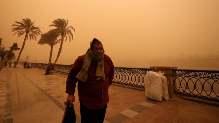 [FOTOS] Las espectaculares imágenes de cómo una tormenta de arena convirtió El Cairo en naranja