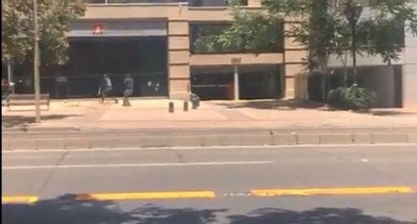 Video muestra el momento exacto del escape de los asaltantes a BancoEstado que balearon a un guardia