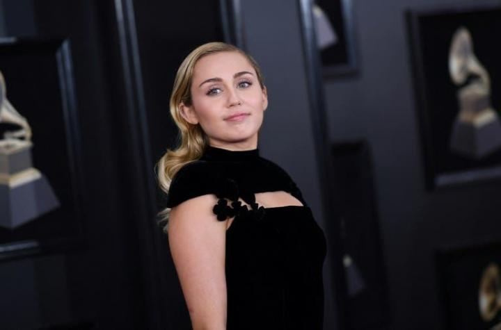 La divertida manera como Miley Cyrus negó los rumores de un supuesto embarazo