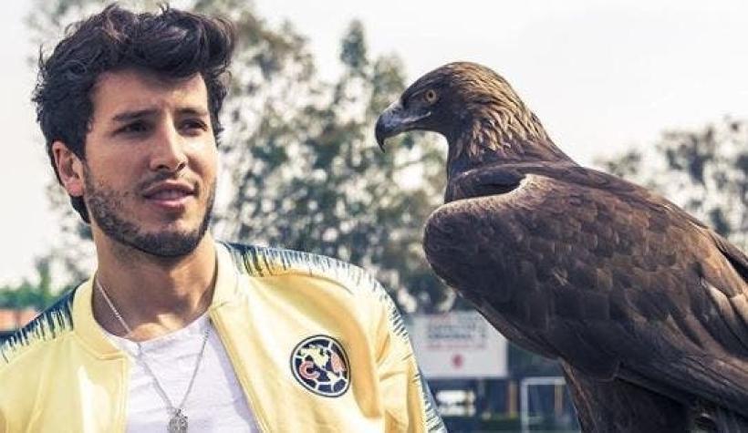 [FOTOS] Sebastián Yatra posó con un águila...pero algo salió mal