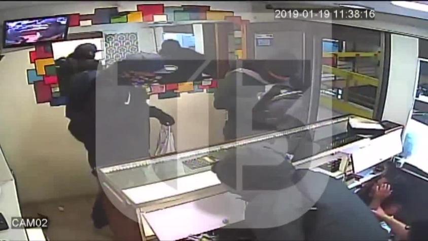 [VIDEO] Cuatro asaltantes roban joyería en galería del centro de Santiago