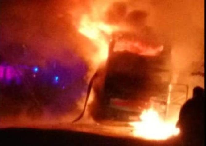 [FOTOS] Bus de pasajeros resulta completamente quemado en la región del Biobío