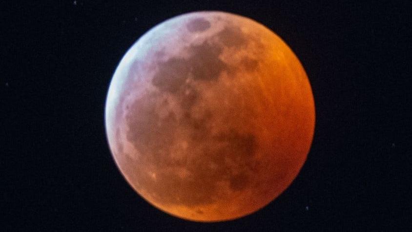 Las mejores imágenes del eclipse total de la "Superluna de sangre de lobo"