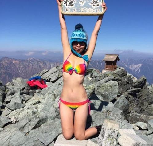 Mujer famosa por subir montañas en bikini muere de hipotermia mientras escalaba