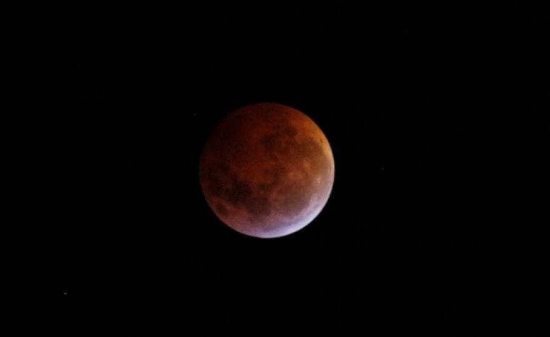 [FOTOS] La técnica que fotógrafos utilizaron para inmortalizar la "Superluna de sangre" en Chile