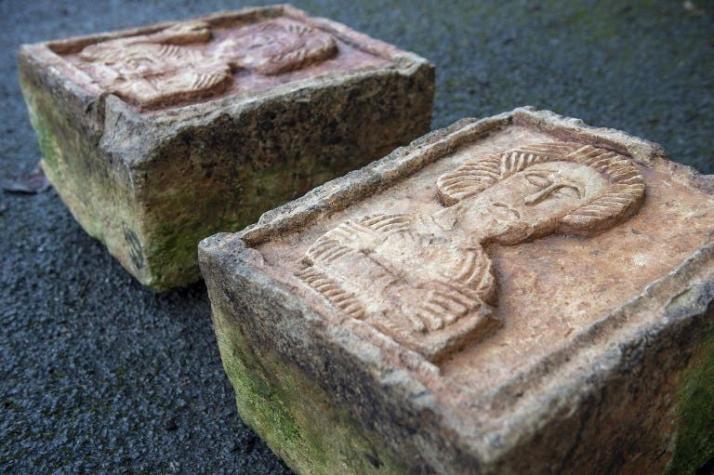 Encuentran piedras esculpidas de al menos 1.000 años de antigüedad en un jardín inglés