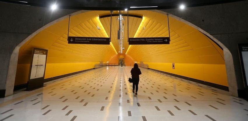 [FOTOS] Denuncian rayados en señalética de nueva Línea 3 del Metro