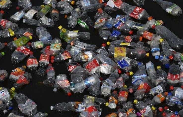 Coca-Cola y Pepsi prometen "grandes progresos" para reducir los residuos plásticos