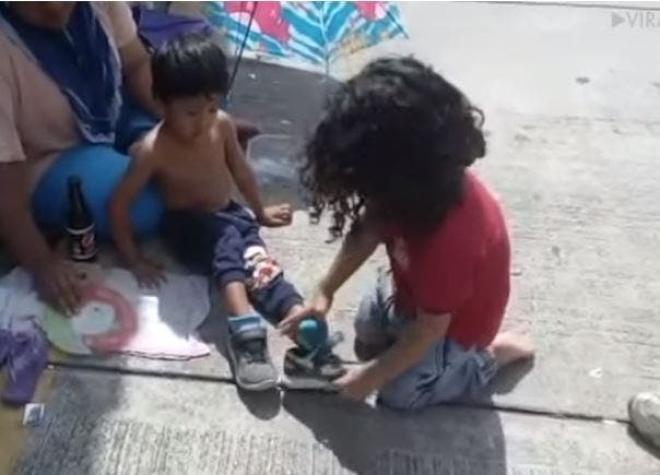 [VIDEO] El emotivo gesto de un niño de 9 años a otro en situación de calle: Le regaló sus zapatos