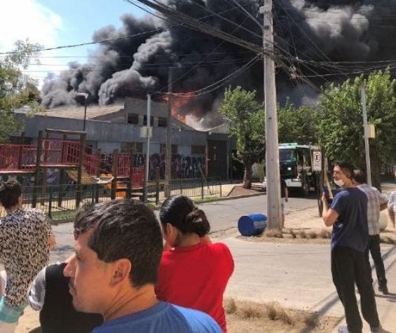 [VIDEO] Controlan incendio que afectaba a fábrica de productos químicos en Independencia