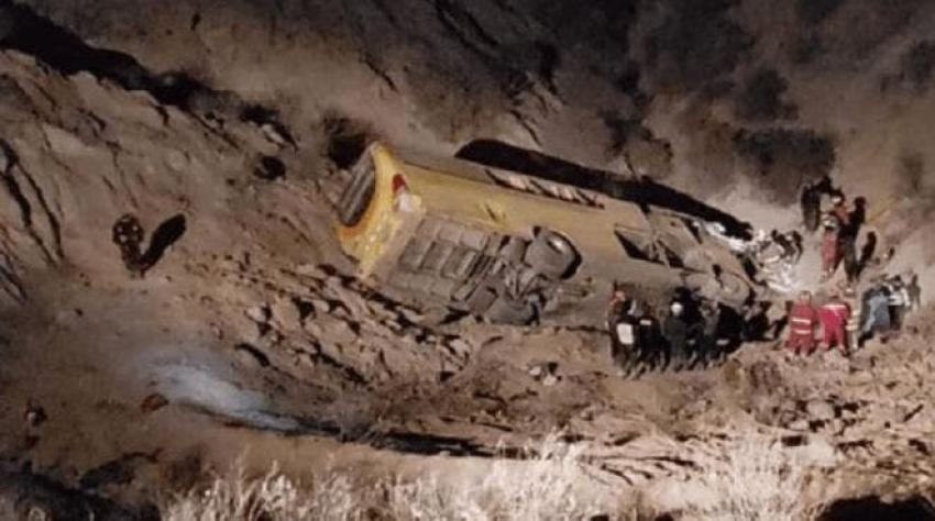 Al menos 12 muertos luego de que un bus y un camión cayeran a un abismo en Perú