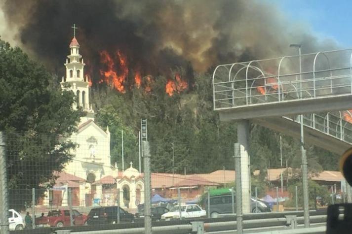 Alerta roja en Casablanca por incendio que amenaza a viviendas y al santuario de Lo Vásquez