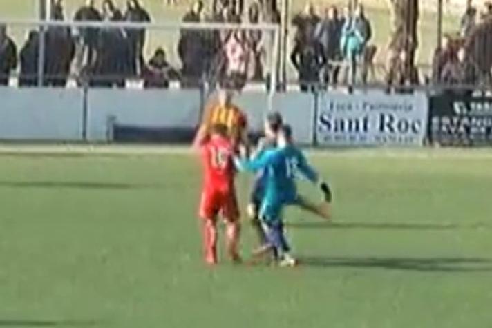 [VIDEO] Arquero hizo un gol de cabeza, se lo anularon y terminó golpeando al árbitro