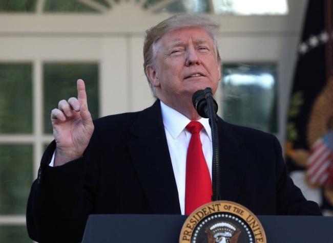 Donald Trump es acusado de editar sus fotografías para tener dedos más largos y menos arrugas