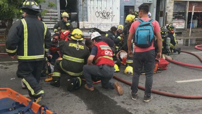 [VIDEO] Incendio en Valparaíso: Derrumbe de estructura deja cinco bomberos lesionados