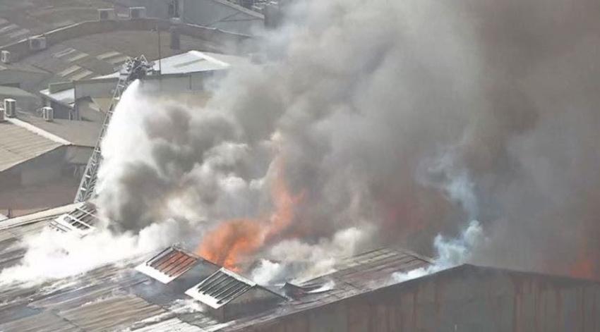 [FOTOS Y VIDEOS] Las imágenes del incendio que afecta a tres edificios en Valparaíso