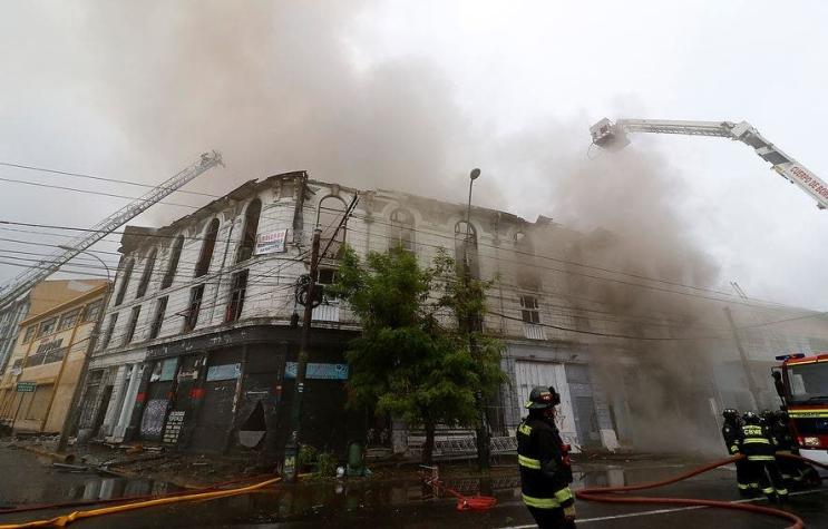[VIDEO] Incendio afectó a tres edificios en Valparaíso, a cuadras del Congreso