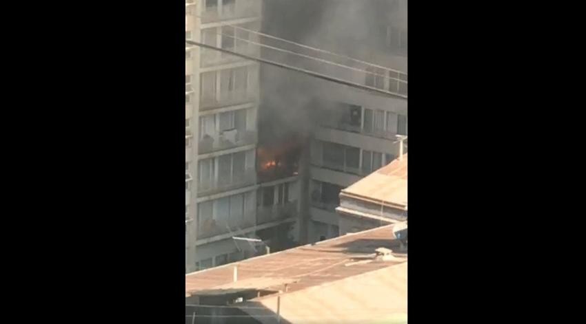[VIDEO] Onemi informa que en incendio en calle San Diego está controlado