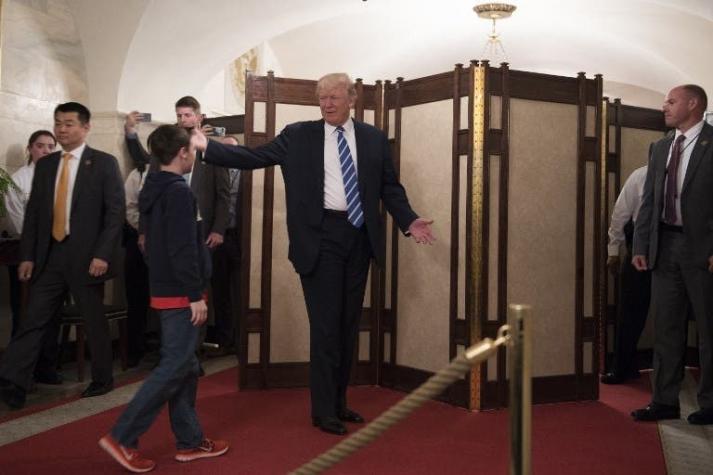 Medio dice que Trump disfruta liderar visitas a la Casa Blanca donde aprovecha de criticar a Obama