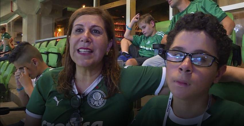 [VIDEO] La emotiva historia de una madre que relata partidos de fútbol para su hijo ciego