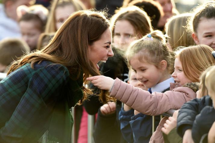 Kate Middleton dejó que una niña le acariciara el cabello y la imagen se convierte en viral