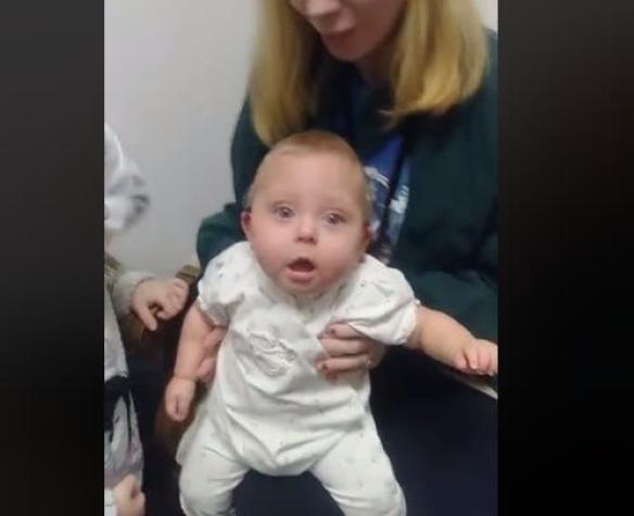 [VIDEO] La emocionante reacción de una bebé al escuchar por primera vez