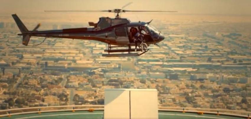 [VIDEO] La última locura de estrella del BMX: Salta desde un helicóptero para realizar truco