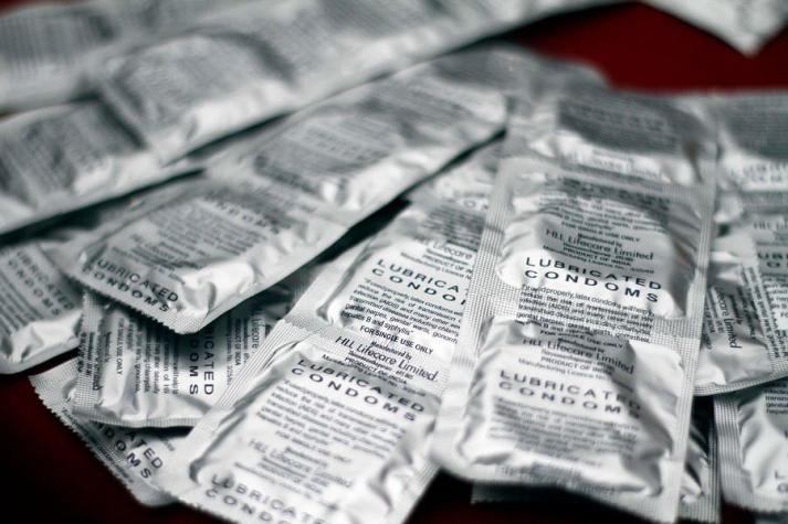 Municipalidad de Valparaíso instala primer dispensador de condones en la ciudad