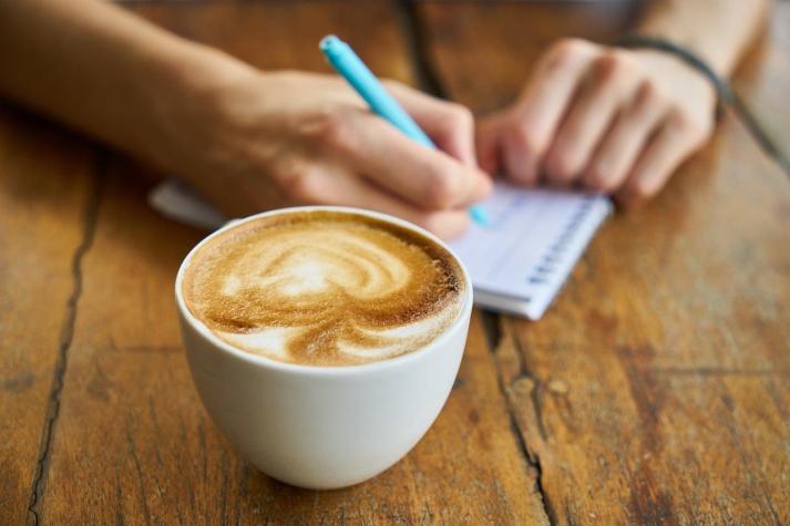 ¿Sabes quién descubrió la cafeína? Google lo revela mediante un nuevo doodle