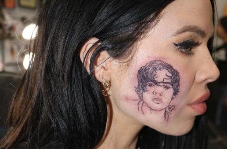 ¡Hemos sido engañados! El tatuaje de Harry Styles en el rostro de cantante no era real