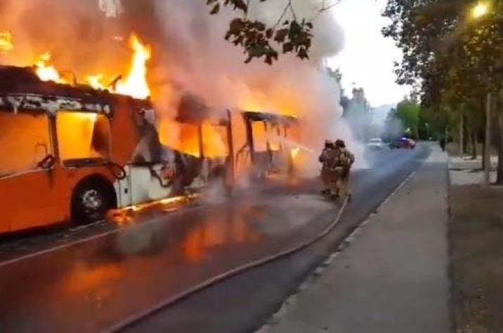 [VIDEO] Las impactantes imágenes del bus del Transantiago que se quemó en Las Condes