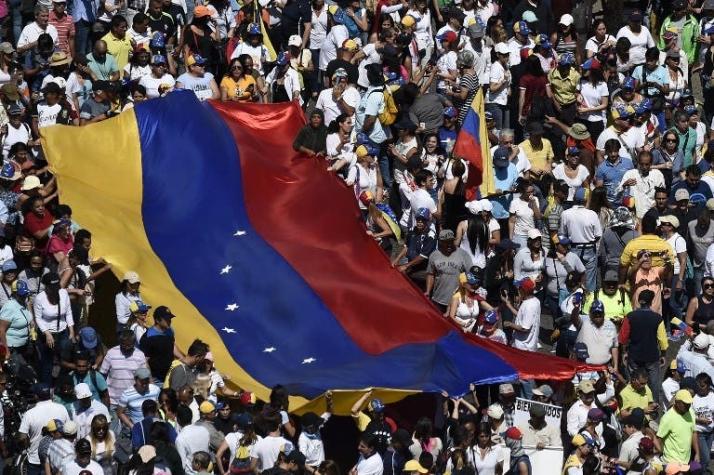 [FOTOS] Manifestantes opositores y oficialistas se movilizan en Caracas