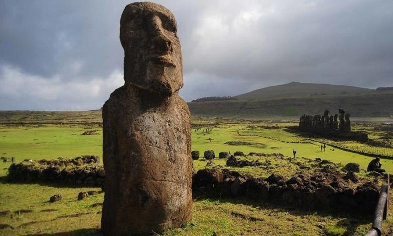 Ministra de las Culturas anuncia que moai del Museo de Historia Natural será devuelto a Rapa Nui
