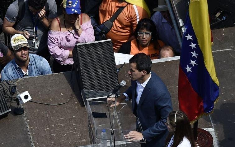 Juan Guaidó llama a los militares a "ponerse del lado de la reconstrucción"
