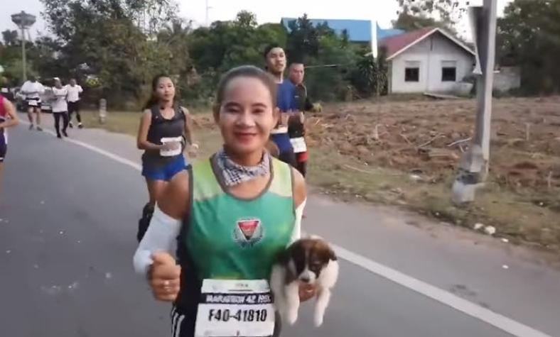 [VIDEO] Maratonista rescata un cachorro en medio de una carrera