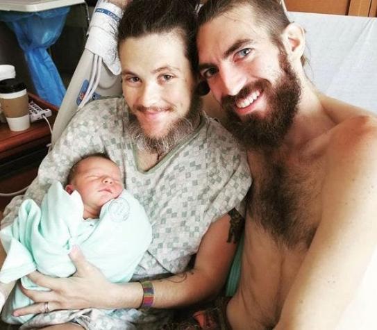 “Siempre quise ser padre": Hombre transgénero da a luz a su primer hijo junto a su pareja homosexual