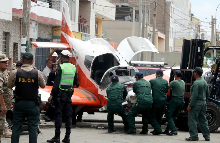[VIDEO] El momento en que avioneta cae en pleno centro de Lima sobre un auto estacionado