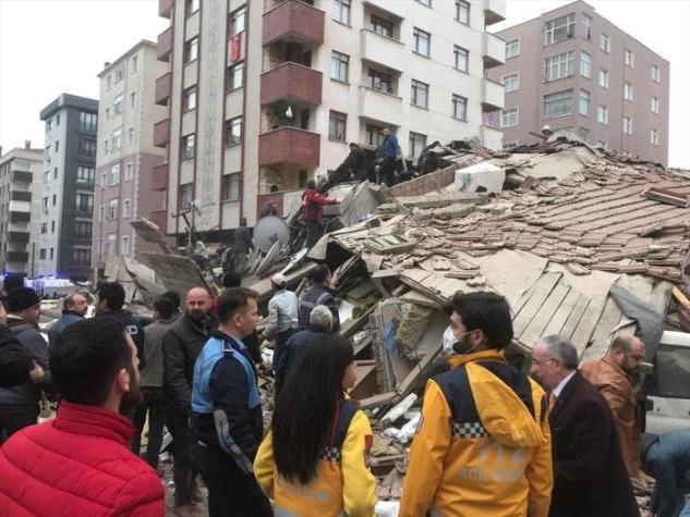 Al menos un muerto tras derrumbe de edificio en Turquía