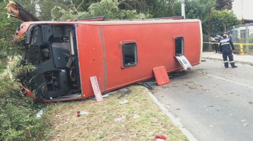 [VIDEO] Reñaca: Volcamiento de bus deja 9 lesionados