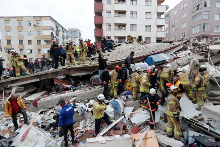 [VIDEO] El dramático registro del momento en que se derrumba un edificio de ocho pisos en Turquía