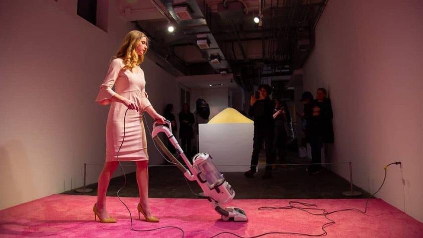 Ivanka Vacuuming: polémica por obra que muestra a hija del presidente de EEUU aspirando una alfombra