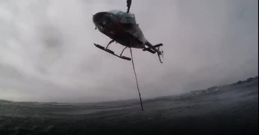 [VIDEO] El impresionante rescate de un helicóptero de la Armada a bañistas de Cartagena