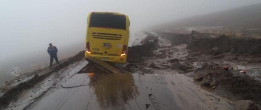 [VIDEO] Bus quedó atrapado en socavón durante fuertes lluvias en Pozo Almonte