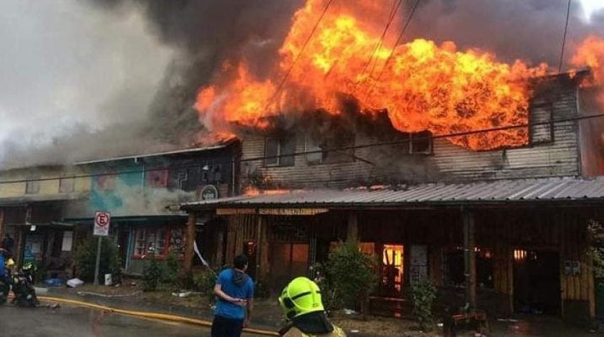 Incendio en centro de Panguipulli consume viviendas y centros comerciales