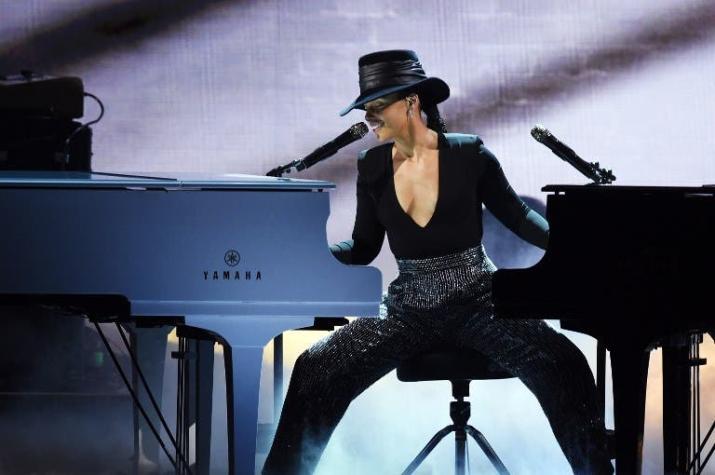 [FOTOS] Alicia Keys "pausó" su rol de animadora para interpretar algunos de sus éxitos en los Grammy