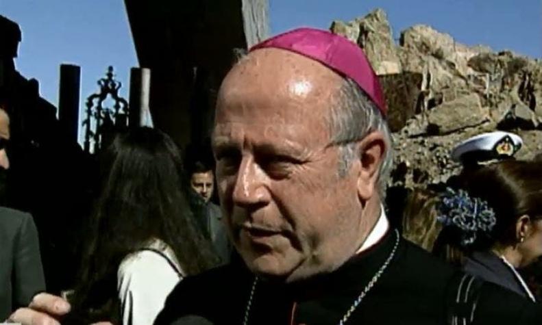 Ex obispo Cox llega a Chile para enfrentar acusaciones de abuso sexual
