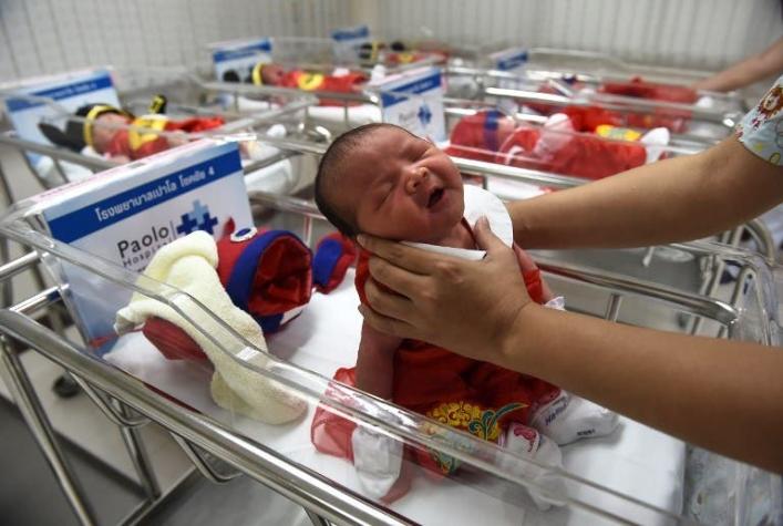Unos padres chinos viajaron a EE.UU. para tener a su bebé, pero al verlo lo abandonaron