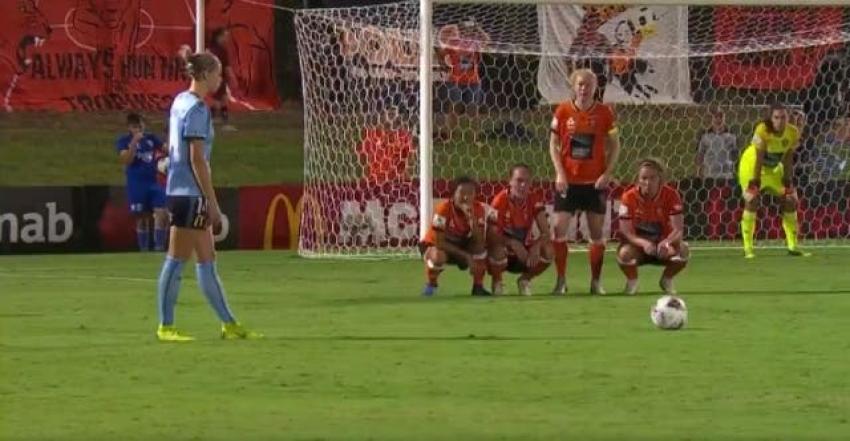[VIDEO] La curiosa estrategia para evitar un gol de tiro libre en el fútbol femenino