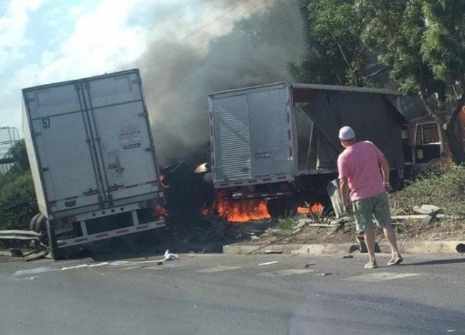 [VIDEO] Choque entre dos camiones provoca incendio en plena ruta Vespucio Norte