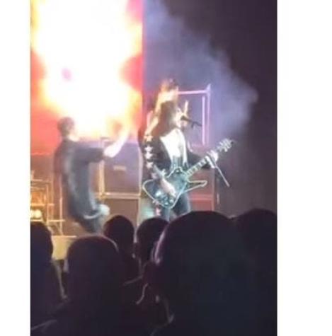 [VIDEO] El show debe seguir: A Guitarrista se le quema el pelo y sigue tocando en pleno concierto